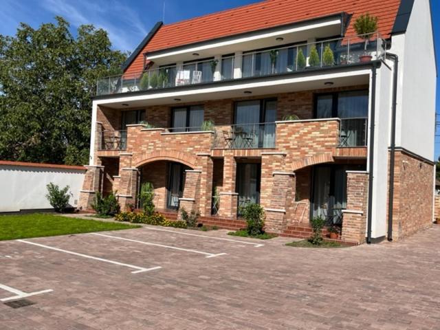 Castellum Apartmanház Gyula Exterior foto